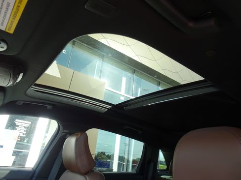 Used 2022 Lincoln Nautilus Reserve w/ Equipment Group 202A image 10