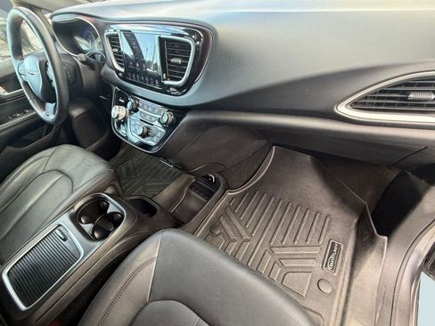 Used 2020 Chrysler Pacifica Touring-L image 29