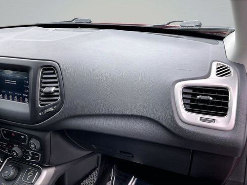 Used 2019 Jeep Compass Latitude w/ Cold Weather Group AWD/4WD image 17