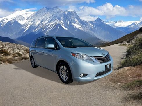 Used 2017 Toyota Sienna XLE image 6
