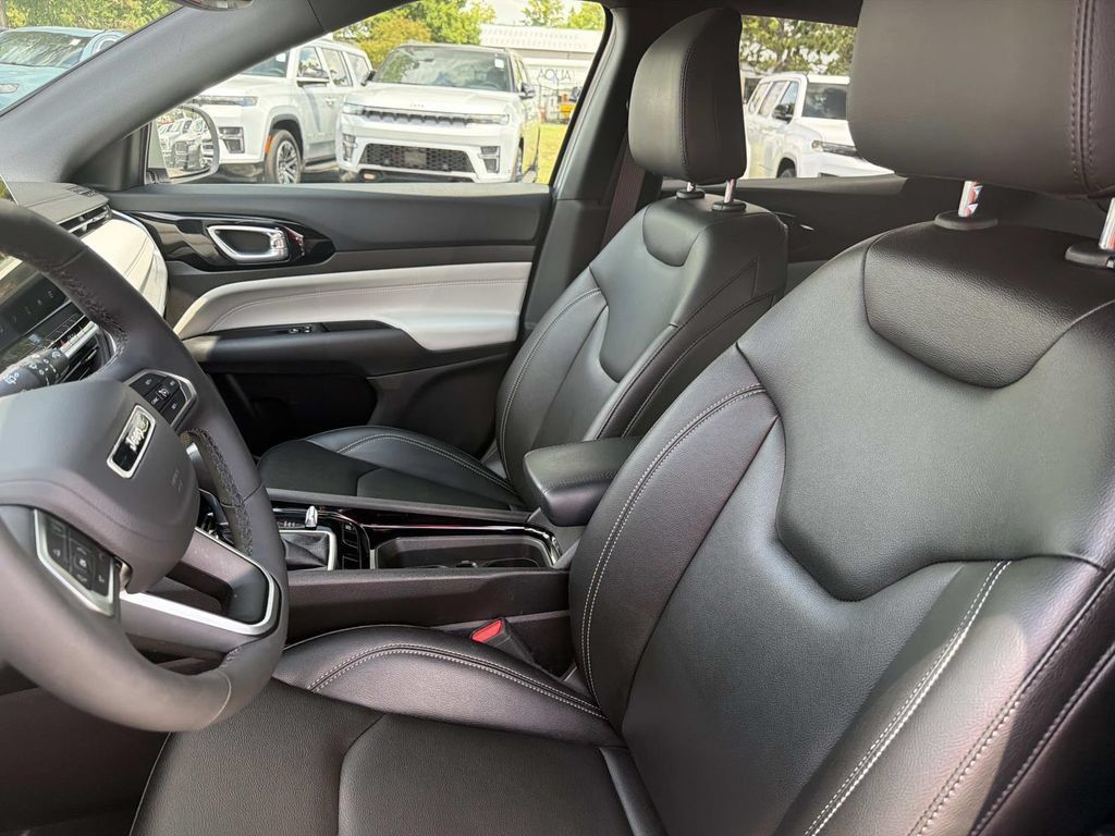 Used 2025 Jeep Compass Limited AWD/4WD image 21