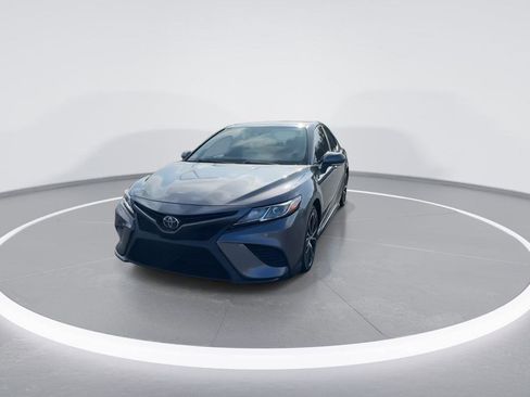 Used 2020 Toyota Camry SE image 3