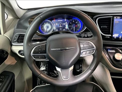 Used 2024 Chrysler Pacifica Limited FWD image 5