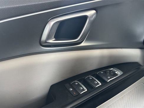 Used 2022 Kia Carnival LX image 16