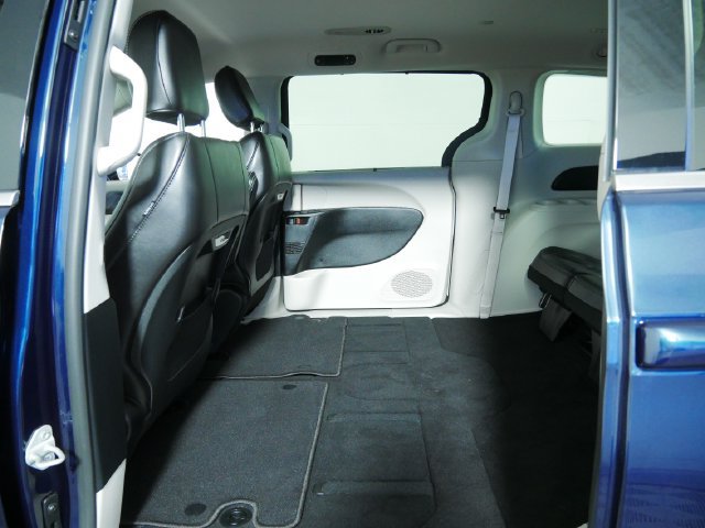 Used 2024 Chrysler Pacifica Touring-L AWD/4WD image 16