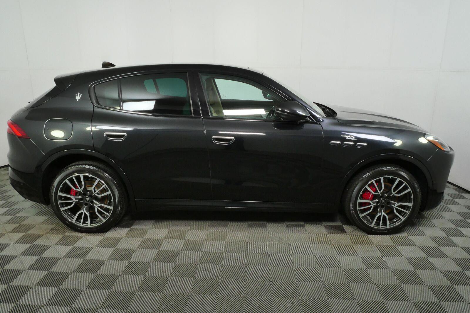 Used 2023 Maserati Grecale Modena AWD/4WD image 3