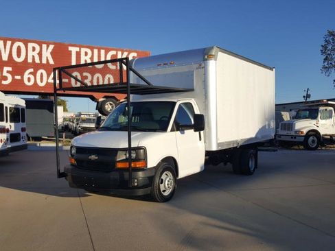 Used 2017 Chevrolet Express 3500 RWD image 2