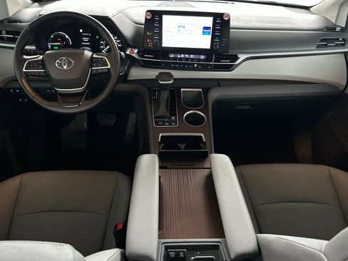 Used 2024 Toyota Sienna XLE image 12