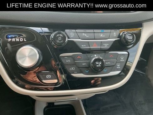 Used 2024 Chrysler Pacifica Touring-L FWD image 19