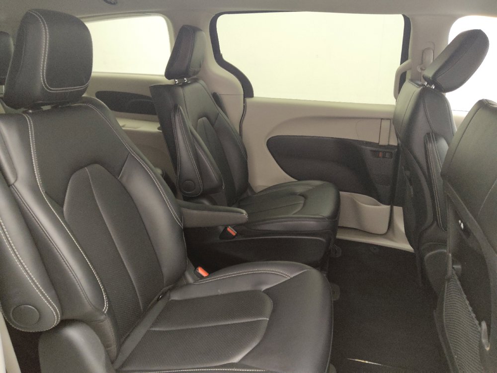 Used 2024 Chrysler Pacifica Limited FWD image 19