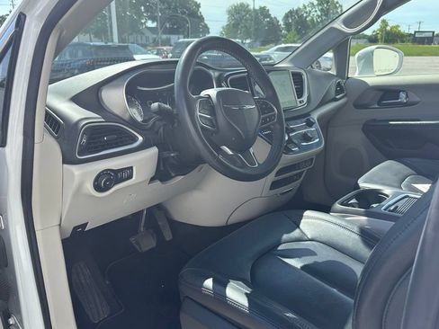 Used 2022 Chrysler Pacifica Touring-L FWD image 11