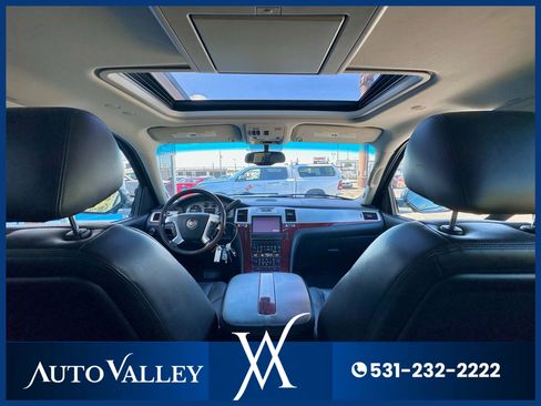 Used 2011 Cadillac Escalade ESV Premium image 28