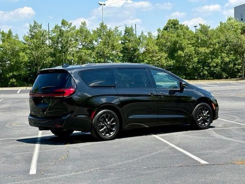 Used 2021 Chrysler Pacifica Touring w/ Uconnect Theater Family Group FWD image 8