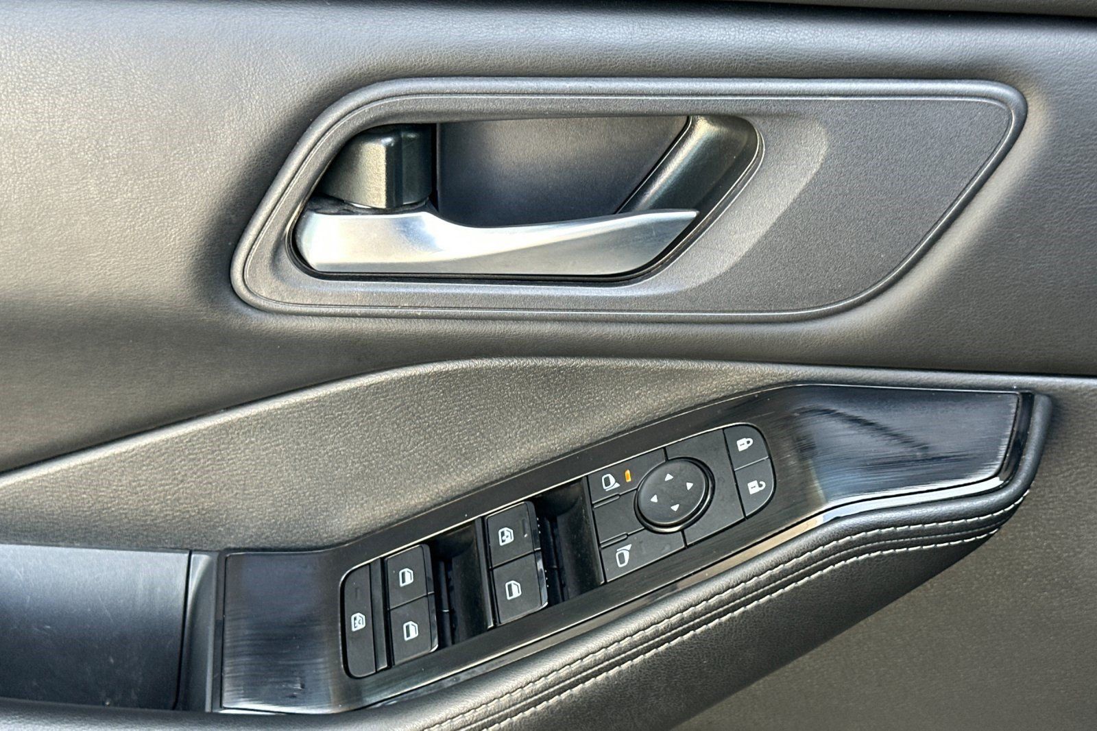 Used 2025 Nissan Rogue SV AWD/4WD image 14