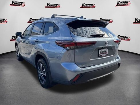 Used 2024 Toyota Highlander XLE AWD/4WD image 2