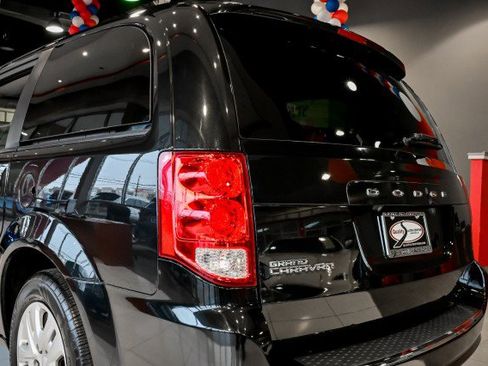 Used 2019 Dodge Grand Caravan SE w/ UConnect Hands-Free Group image 11