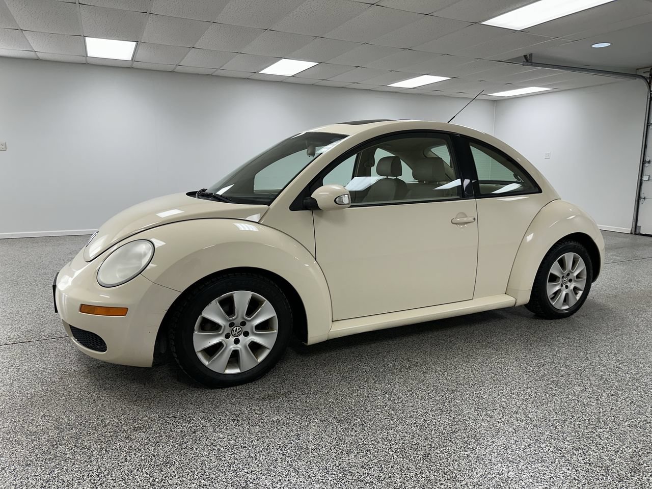 Used 2009 Volkswagen Beetle S FWD image 4