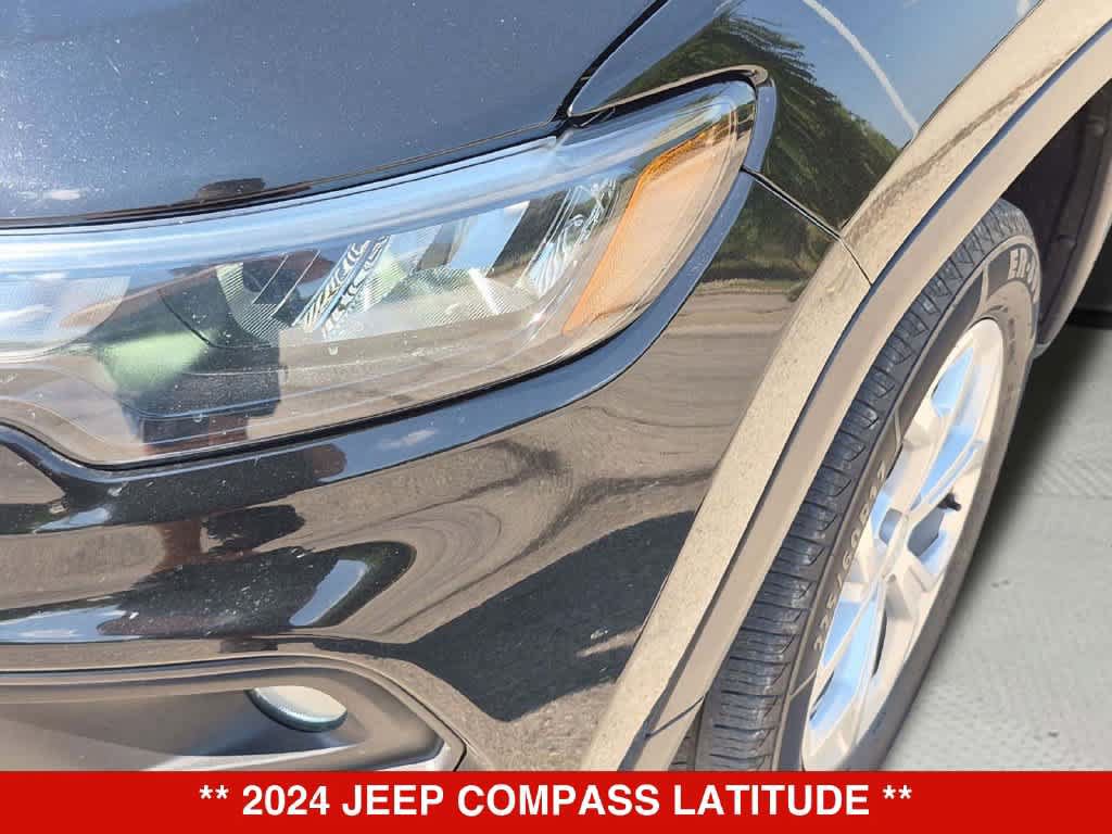 Used 2024 Jeep Compass Latitude AWD/4WD image 11