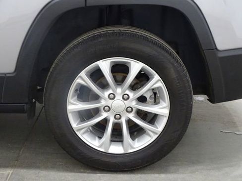 Used 2019 Jeep Cherokee Latitude w/ Popular Appearance Group FWD image 41
