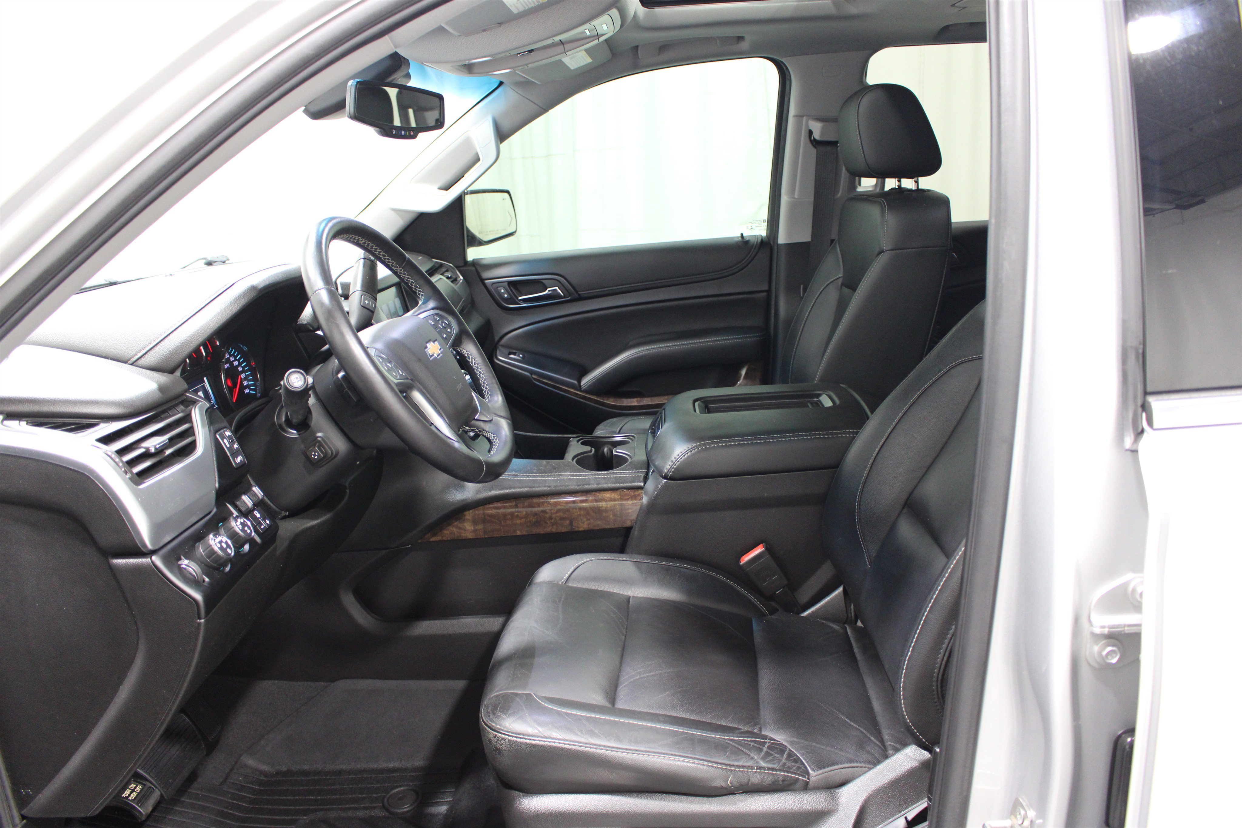 Used 2019 Chevrolet Tahoe LT w/ LT Signature Package AWD/4WD image 3