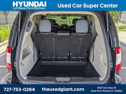 Used 2014 Chrysler Town & Country Touring FWD image 12