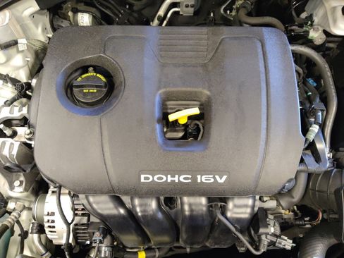 Used 2017 Hyundai Elantra SE image 30