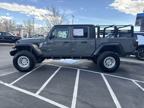 Used 2021 Jeep Gladiator Sport image 2