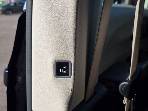 Used 2024 Chrysler Pacifica Touring-L image 25