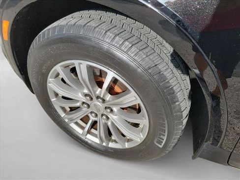 Used 2017 Cadillac XT5 Luxury w/ Driver Awareness Package FWD image 9