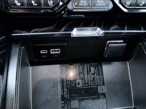 Used 2024 GMC Yukon XL Denali image 32