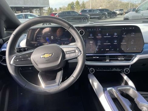 Used 2025 Chevrolet Equinox EV LT image 13