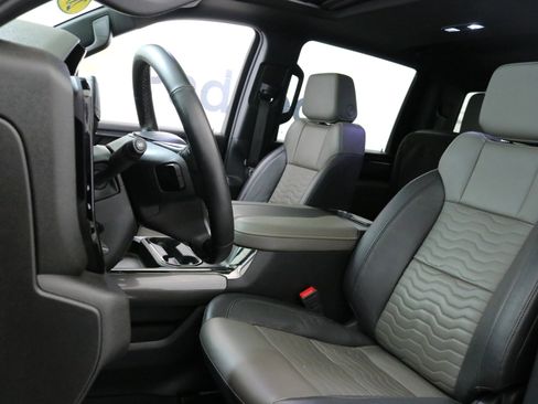 Used 2025 Chevrolet Silverado 2500 ZR2 w/ Technology Package image 23