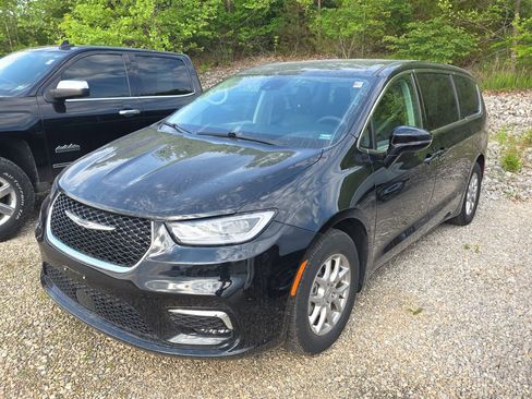 Used 2024 Chrysler Pacifica Touring-L FWD image 3