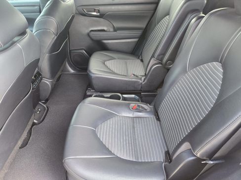 Used 2021 Toyota Highlander XSE FWD image 9