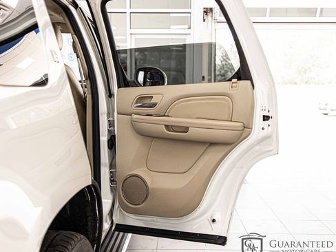 Used 2010 Cadillac Escalade 2WD Hybrid image 44