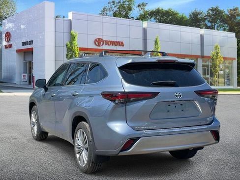 Used 2024 Toyota Highlander Platinum AWD/4WD image 7