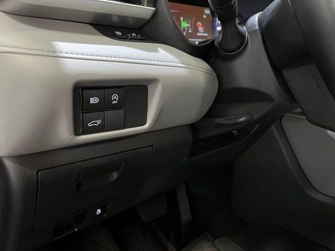 Used 2023 Toyota Highlander LE AWD/4WD image 18