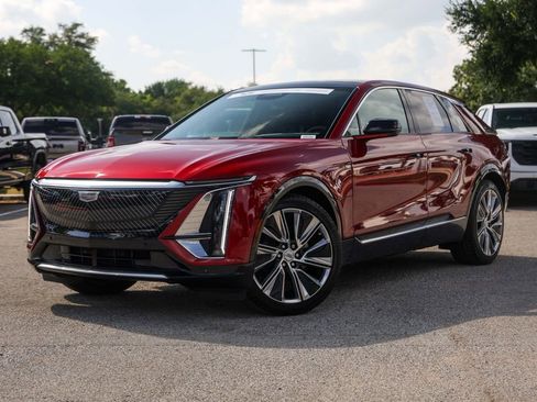 Used 2025 Cadillac Lyriq Luxury w/ LPO, Floor Liner Package AWD/4WD image 1
