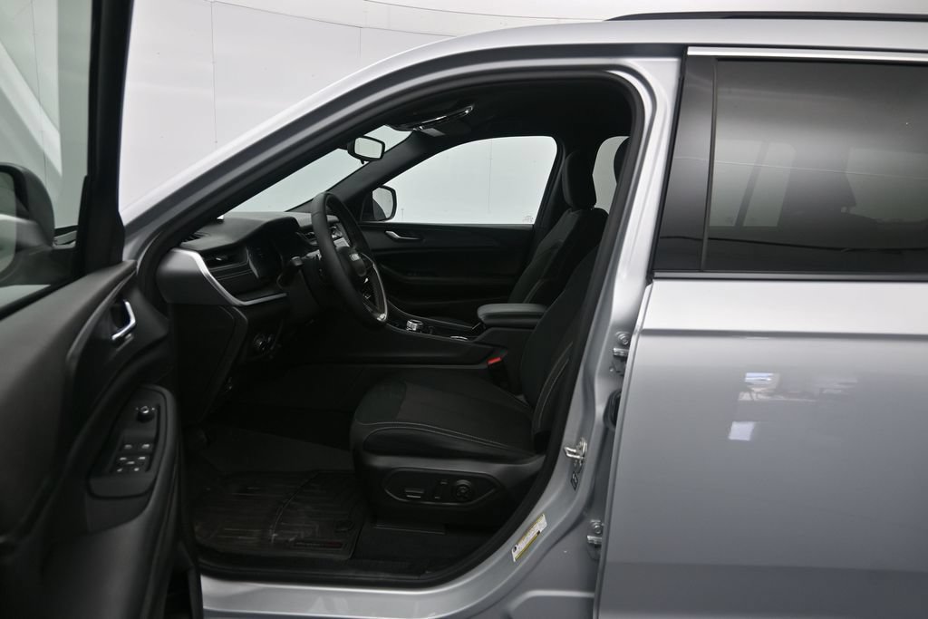 Used 2024 Jeep Grand Cherokee L Laredo RWD image 19