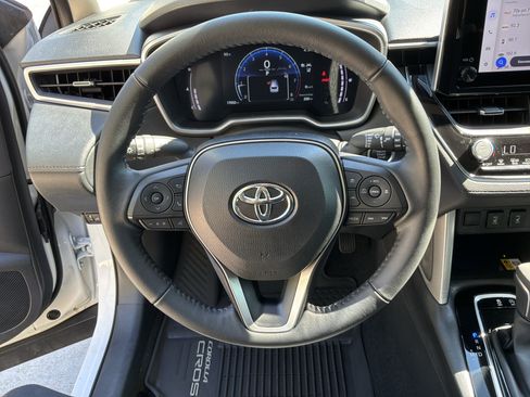 Used 2023 Toyota Corolla Cross XLE w/ Convenience Package FWD image 18