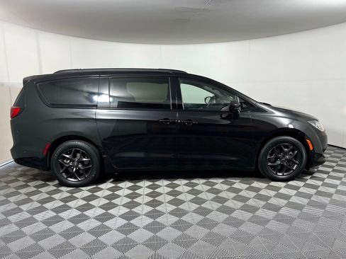 Used 2020 Chrysler Pacifica Touring-L Plus w/ Advanced Safetytec Group FWD image 4