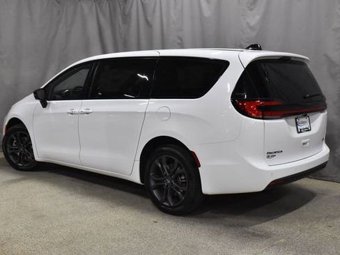 New 2026 Chrysler Pacifica Select image 7