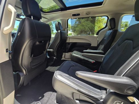 Used 2018 Chrysler Pacifica Limited FWD image 48