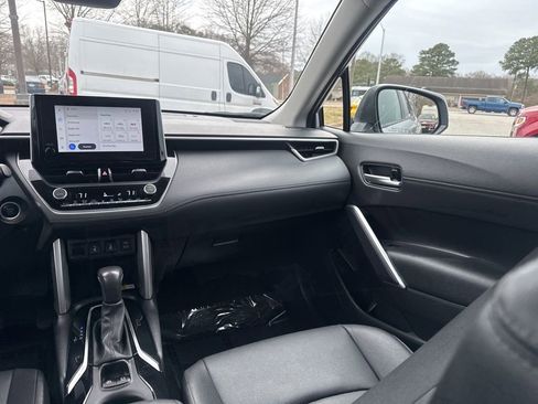 Used 2023 Toyota Corolla Cross XLE image 11