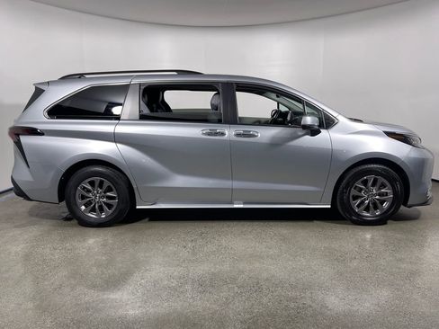 Certified 2023 Toyota Sienna XLE image 2
