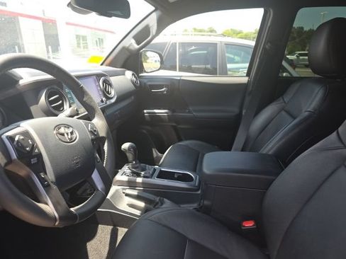 Used 2020 Toyota Tacoma TRD Off-Road w/ Technology Package AWD/4WD image 12
