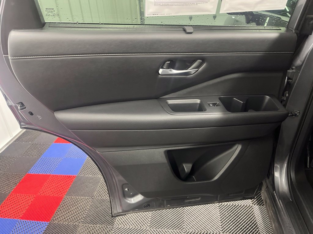 Used 2025 Nissan Pathfinder SL AWD/4WD image 16