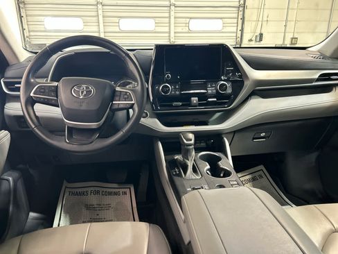 Used 2024 Toyota Highlander XLE image 4