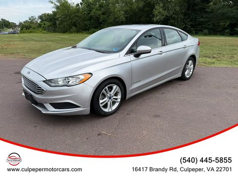 Used 2018 Ford Fusion SE FWD image 2