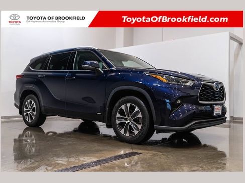 Used 2022 Toyota Highlander XLE AWD/4WD image 1
